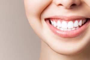 7 τρόποι για λευκά δόντια χωρίς τροχισμό των δοντιών 